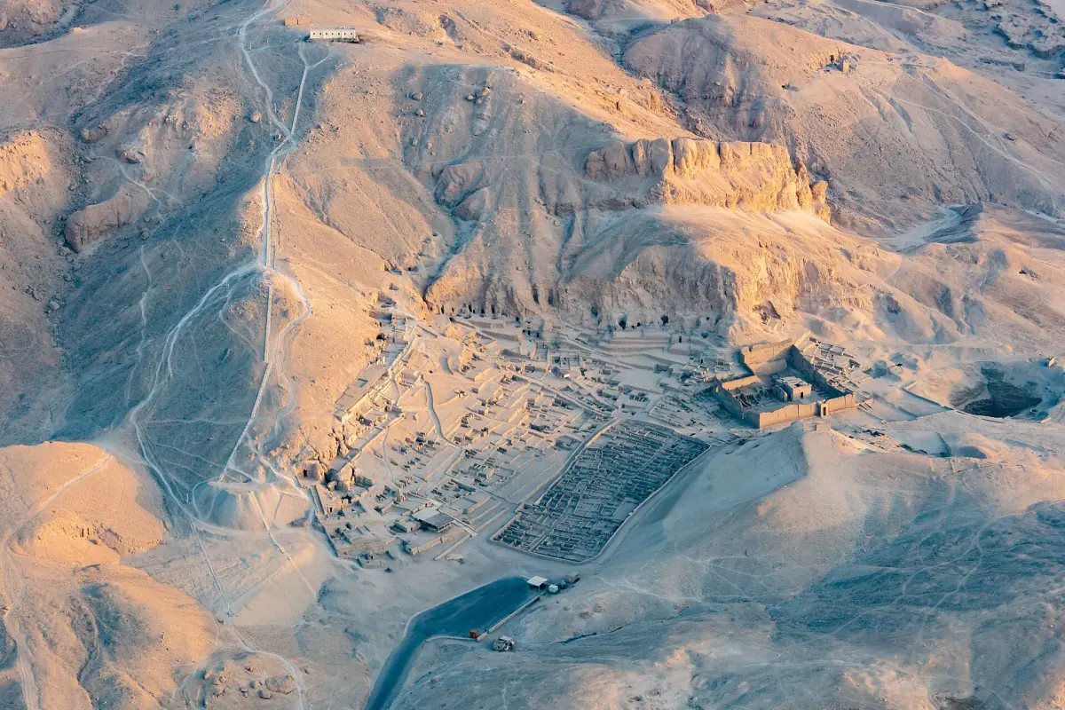 Das Arbeiterdorf Deir el-Medina von oben