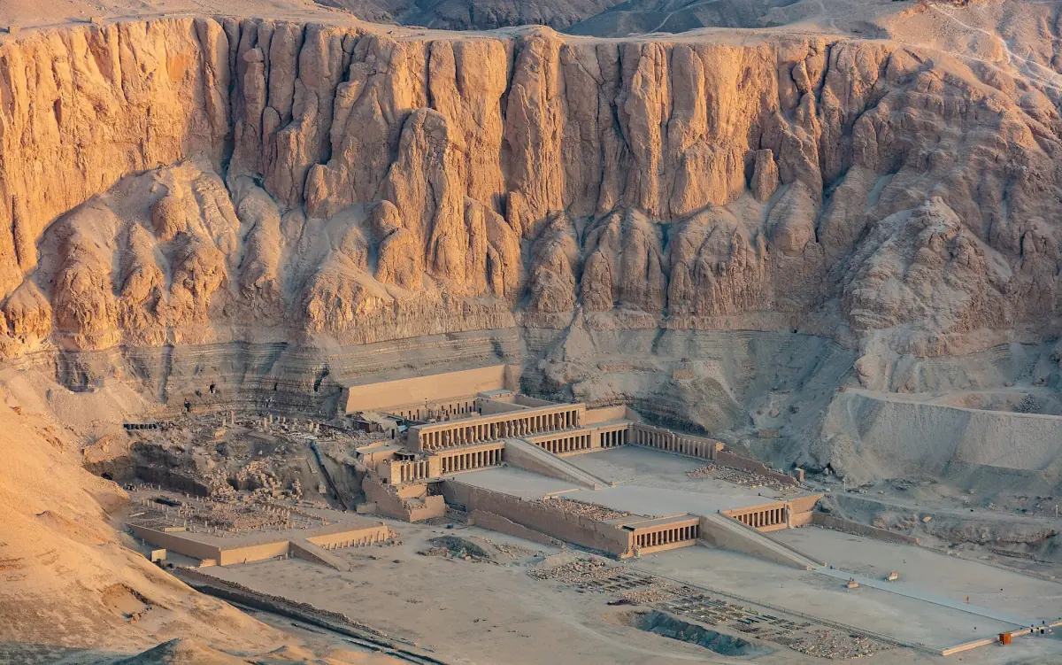 Der Hatschepsut-Tempel unter den Klippen von Deir el-Bahari