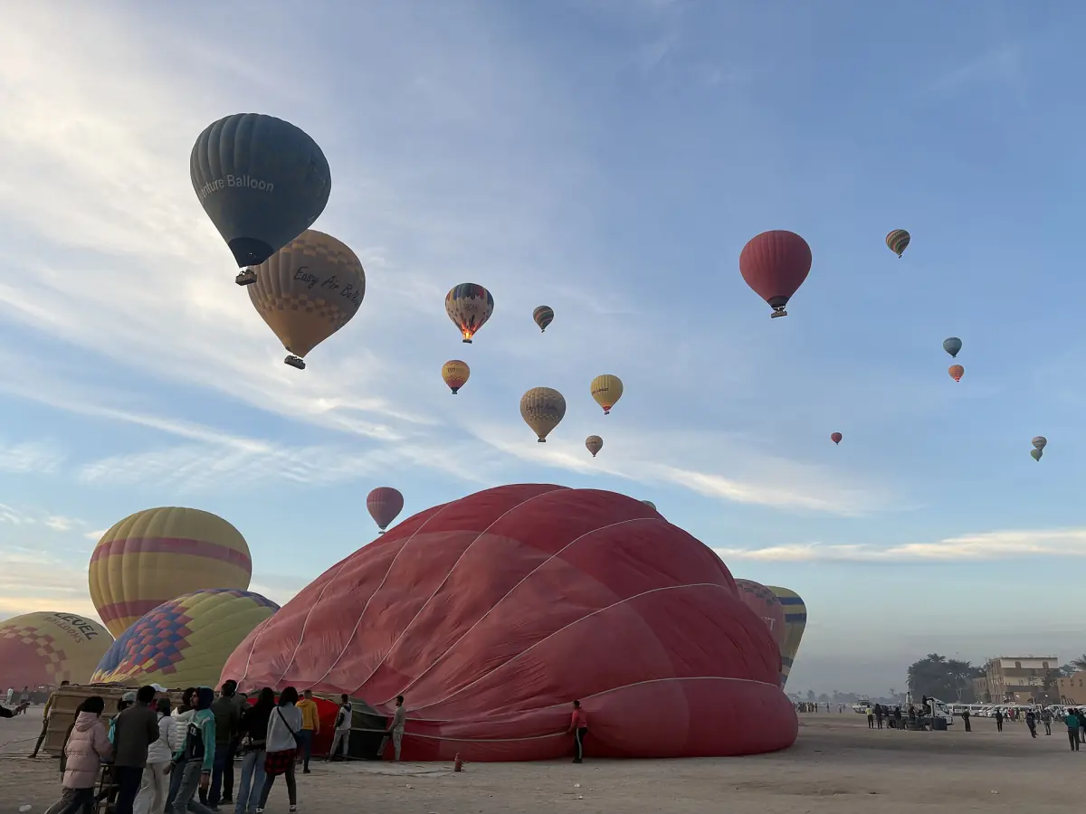 Heißluftballons steigen über dem Westufer von Luxor auf