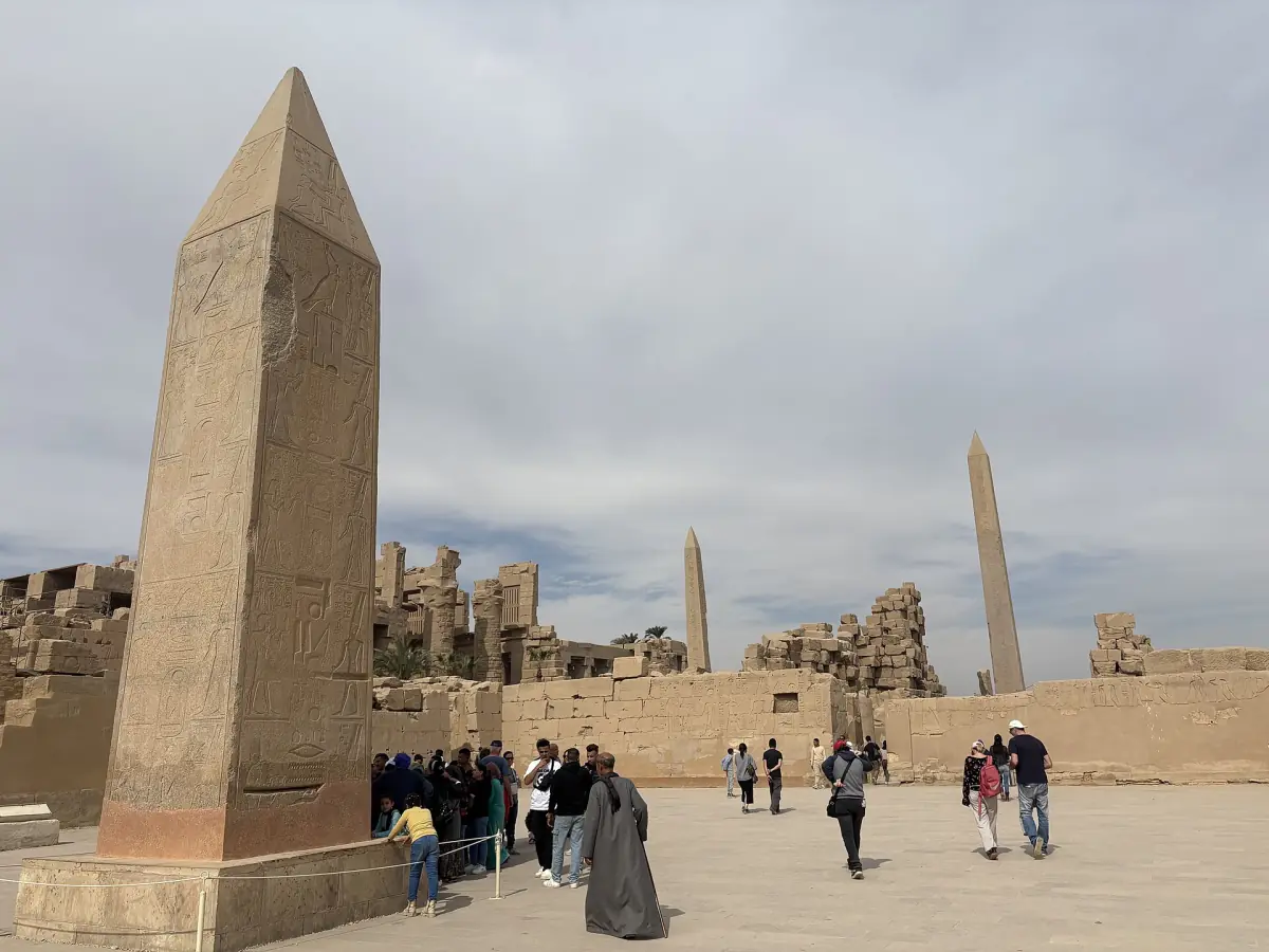 Ein Obelisk im Tempelbezirk von Karnak