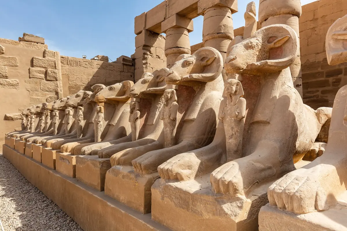 Widderköpfige Sphingen in Karnak