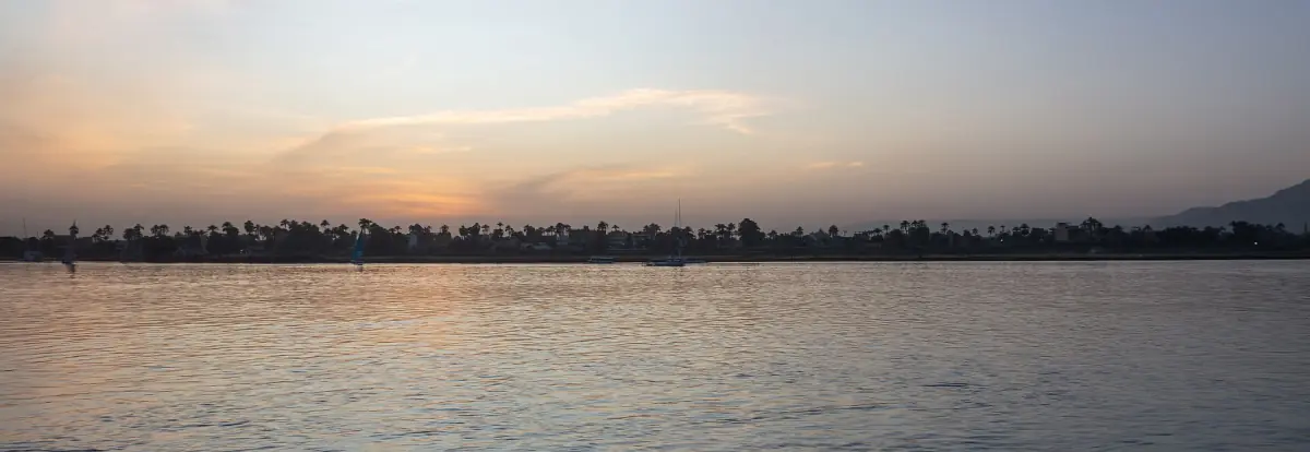 Der Nil bei Luxor im Abendlicht